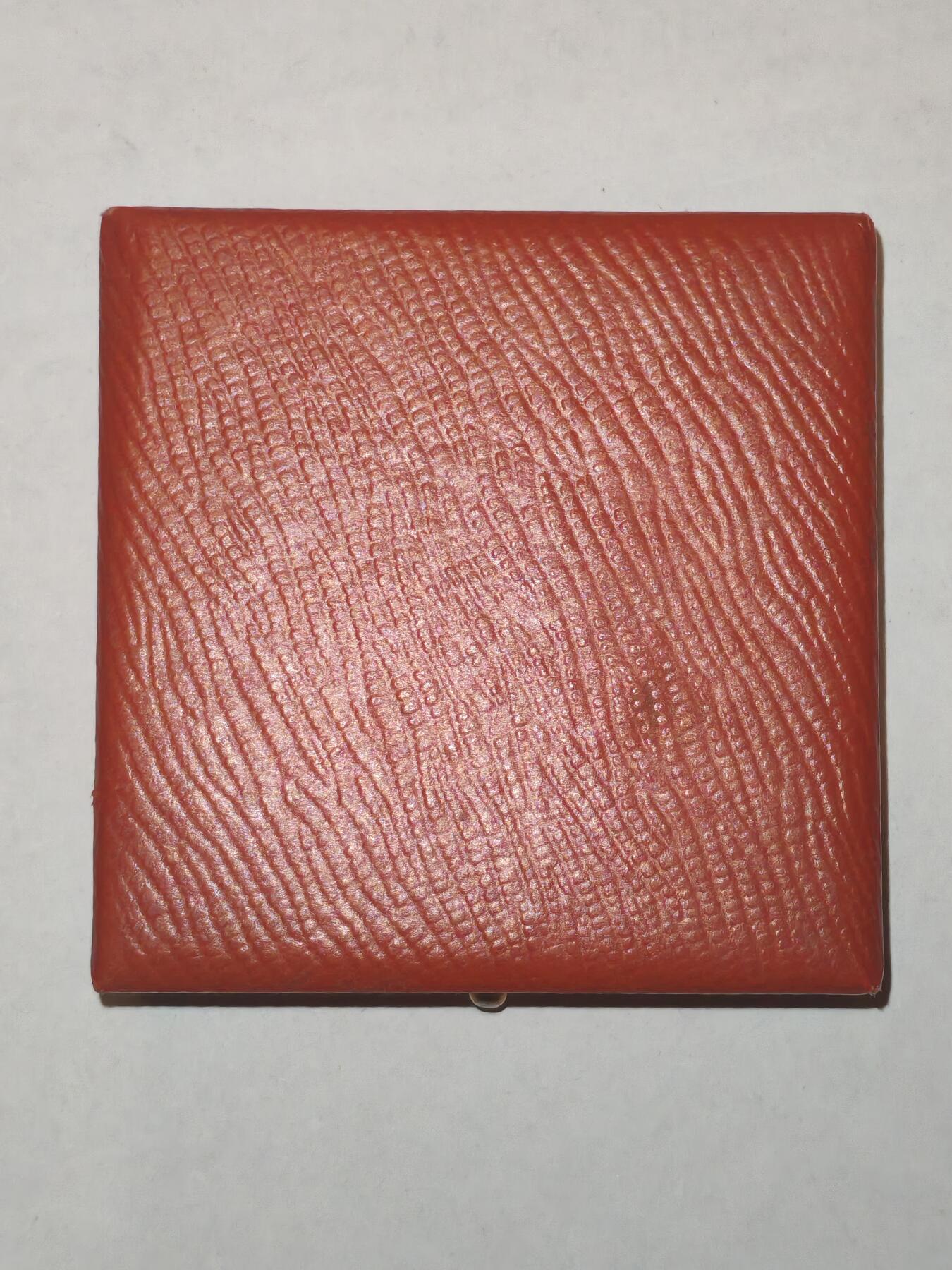 韵星假日军品类拍卖第44期 -- Rimey Holidays Militaria Auction 44 民主德国第一版人民团结阵线证章 带第一版皮盒 保存非常好 少见