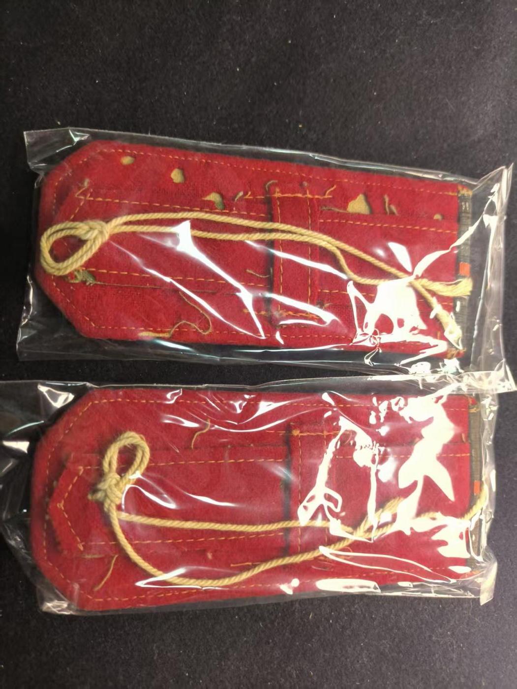 云宸嘉赏-勋臻精藏⭐️年后精品专拍场次🎖 SU-55式陆军技术准尉常服肩章 好品 55式准尉本身为临时授衔、非编制军衔，仅用于补充技术、文书、技师等岗位，全军配发量极少，陆军技术准尉更是所有陆尉官门类中存世量最少、流通最低的细分品类。