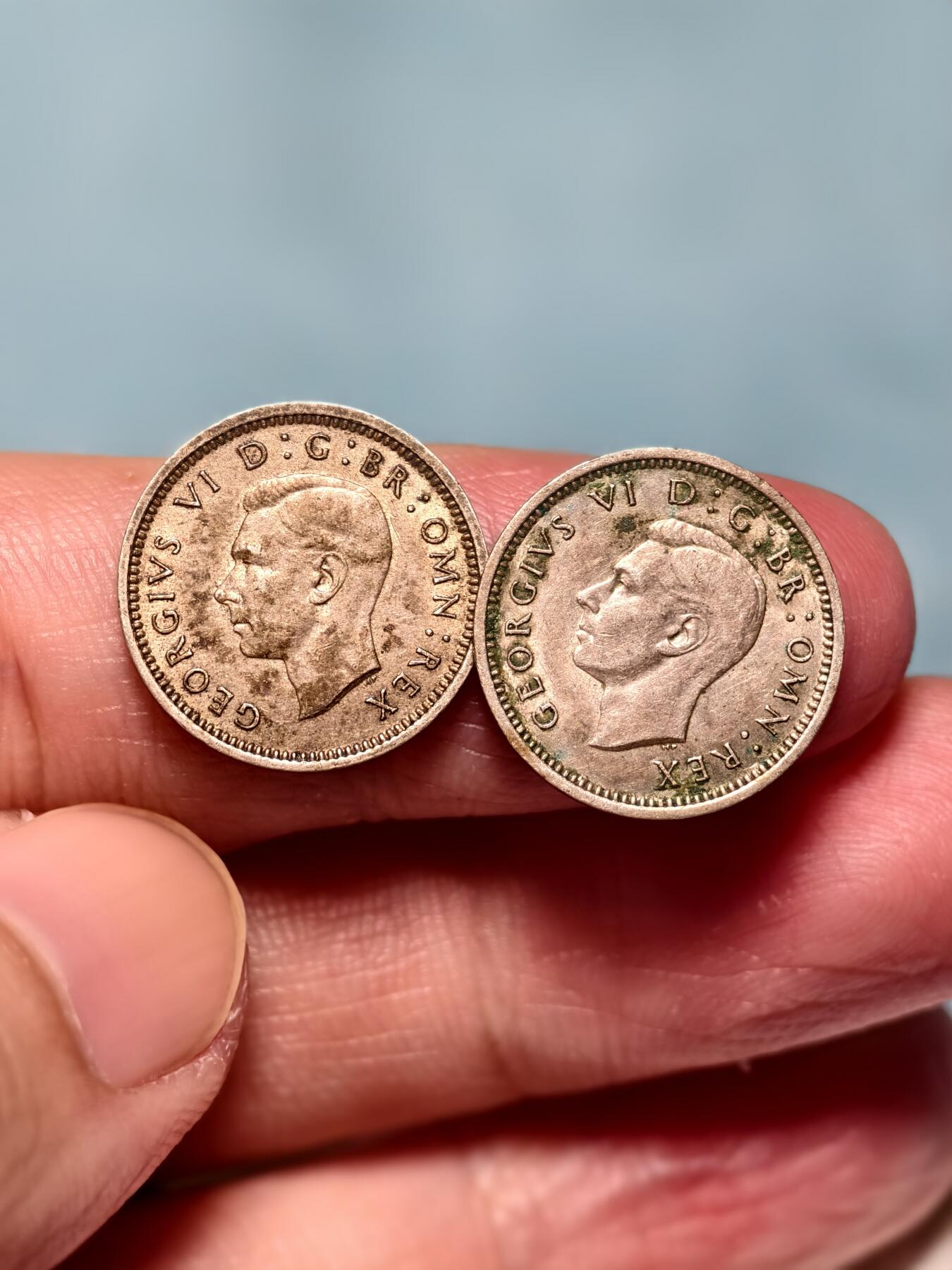 抚柳草堂-第十四期章牌钱币  奖章勋章限时免佣 满百包邮 放漏专场 1937/1941英国乔治六世三便士银币（Threepence）两枚总重2.8g 美品正面头像背面玫瑰细节都在