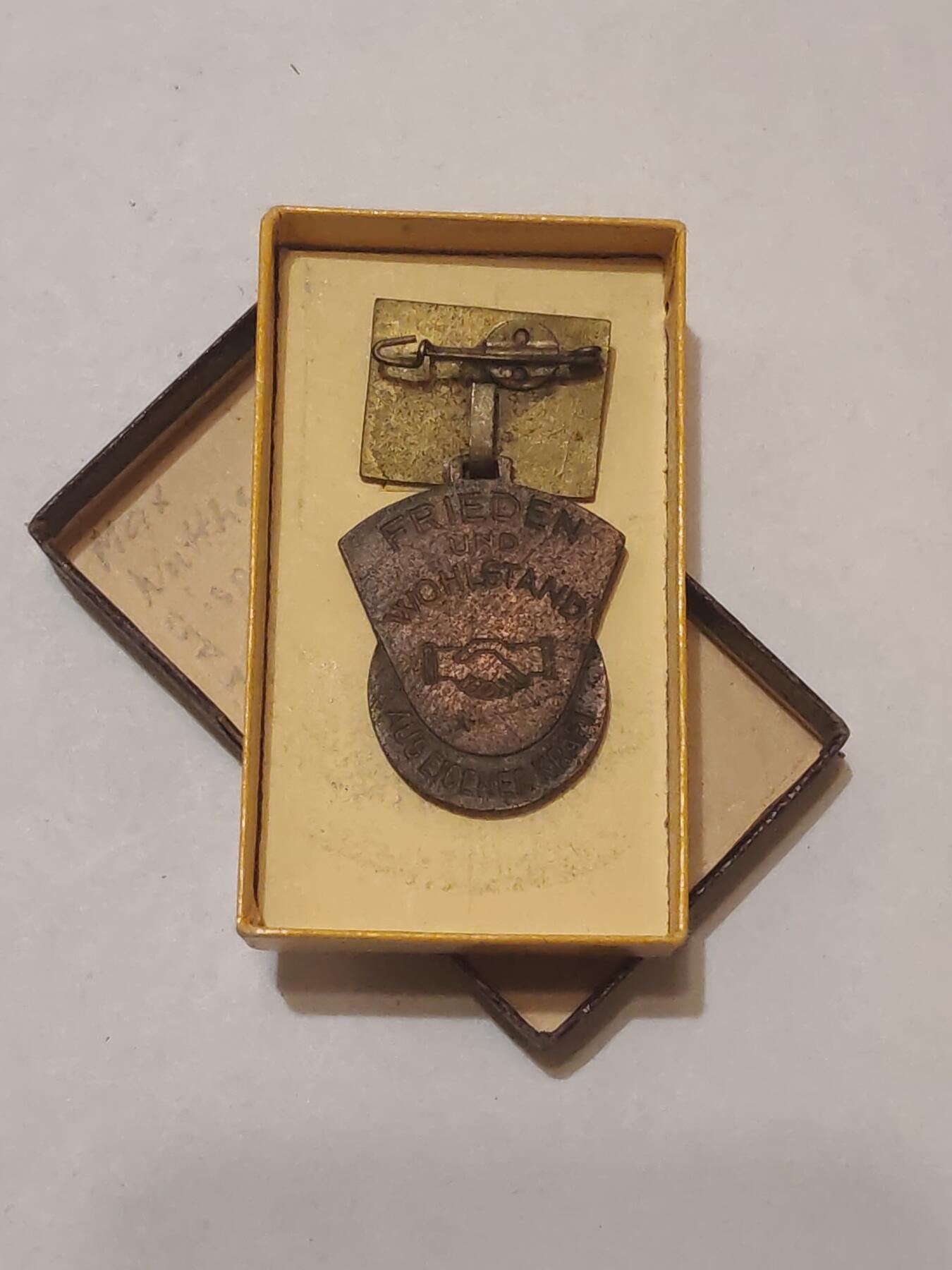 韵星假日军品类拍卖第44期 -- Rimey Holidays Militaria Auction 44 民主德国五年计划劳动模范奖章带原盒