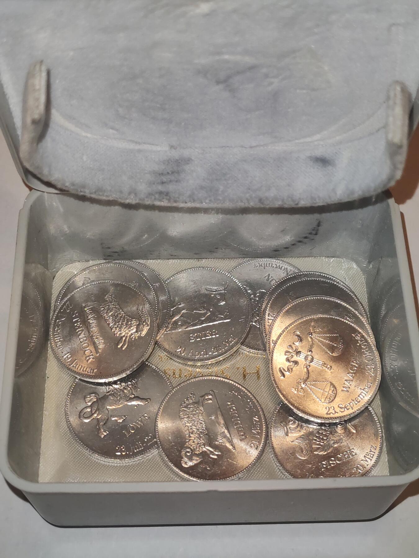 韵星假日军品类拍卖第44期 -- Rimey Holidays Militaria Auction 44 民主德国星座纪念硬币一组十二个