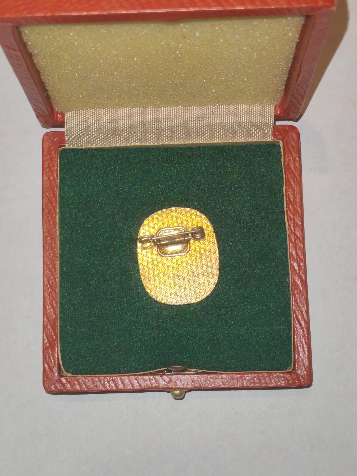 韵星假日军品类拍卖第44期 -- Rimey Holidays Militaria Auction 44 民主德国第一版人民团结阵线证章 带第一版皮盒 保存非常好 少见