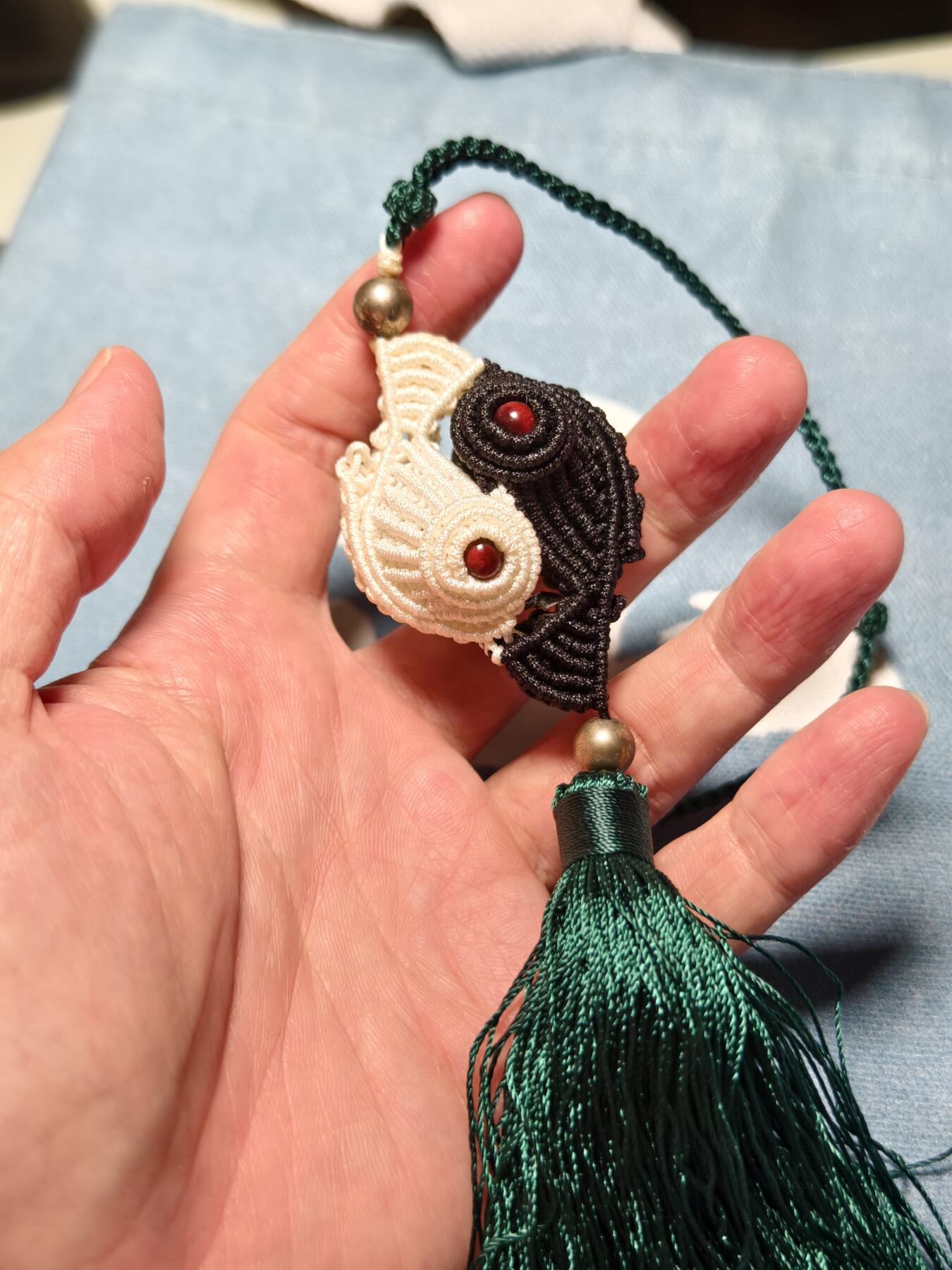 抚柳草堂-第十四期章牌钱币  奖章勋章限时免佣 满百包邮 放漏专场 纯手工编制中国结阴阳鱼 道家太极阴阳鱼 纯手工优质线材编制 非量产 独此一件  可做包挂车挂 调节风水 黑白两色绳结编织成两条首尾相接的鱼组成太极图的阴阳鱼造型 鱼眼处镶嵌红木圆珠 象征“阴阳相生、生生不息”的道家理念 