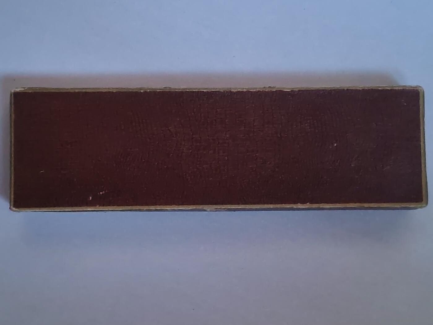 韵星假日军品类拍卖第44期 -- Rimey Holidays Militaria Auction 44 民主德国国家阵线证章带原盒一套 原盒为政府机构原发 可放置四枚 很少见