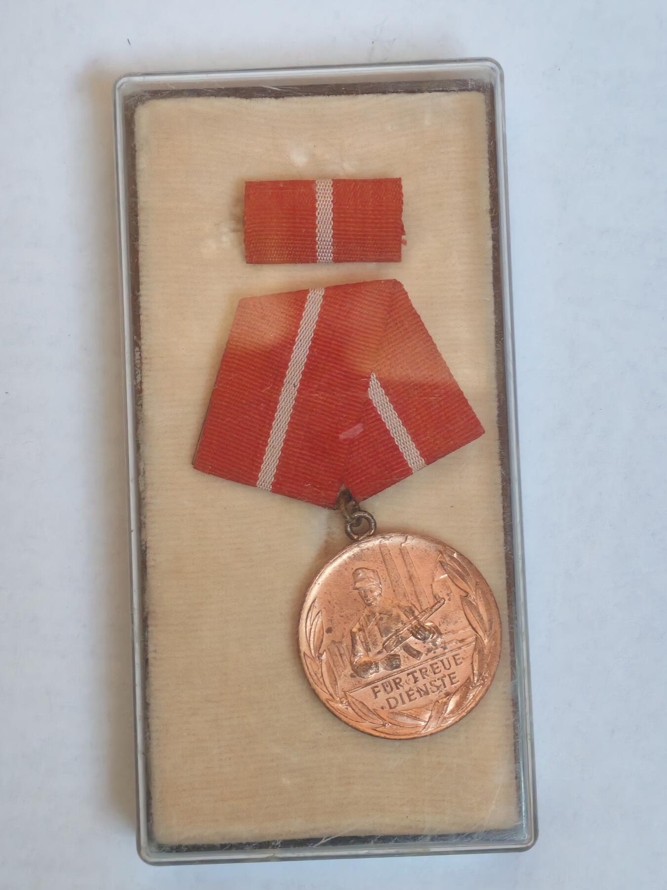 韵星假日军品类拍卖第44期 -- Rimey Holidays Militaria Auction 44 民主德国铜级工战队忠诚服务奖章带原盒略