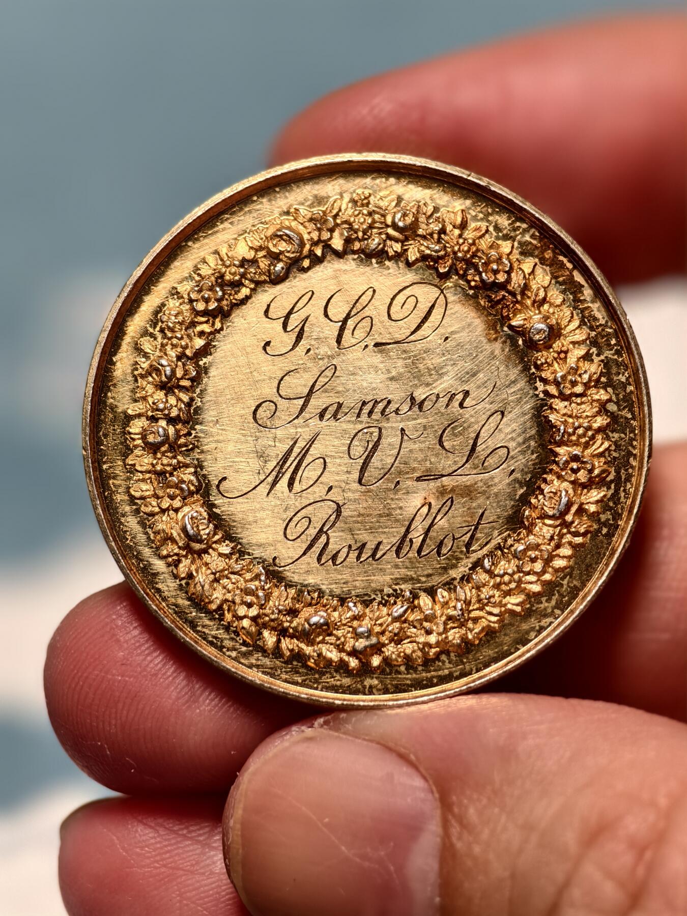 抚柳草堂-第十四期章牌钱币  奖章勋章限时免佣 满百包邮 放漏专场 1860法国婚姻与爱情纪念镀金银章  950银18.6g  早期手指银标 原铸精品 手刻字漂亮 细节非常好 稀少镀金镀层完美