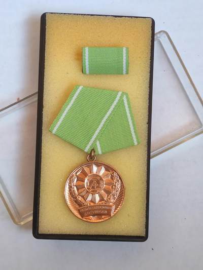 韵星假日军品类拍卖第44期 -- Rimey Holidays Militaria Auction 44 - 民主德国内务部优秀服务奖章带原盒略