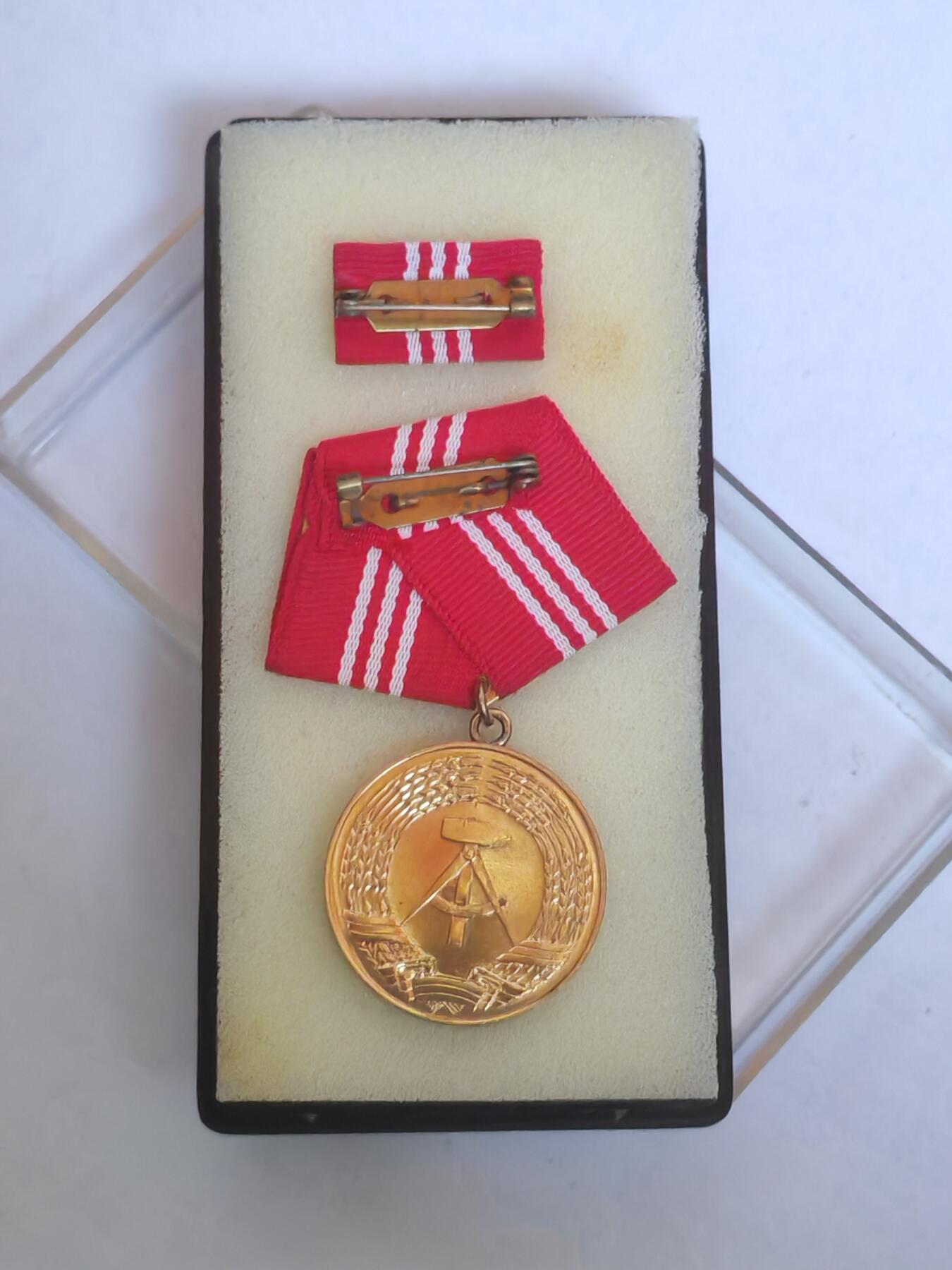 韵星假日军品类拍卖第44期 -- Rimey Holidays Militaria Auction 44 民主德国金级工战队忠诚服务奖章带原盒略