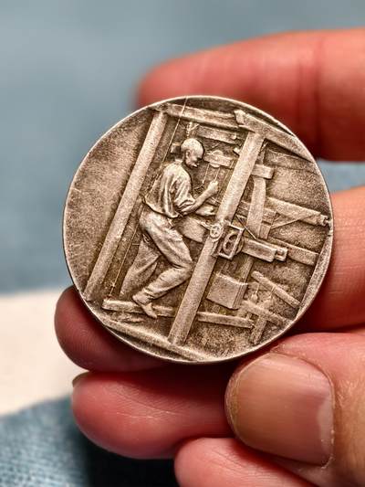 抚柳草堂-第十四期章牌钱币  奖章勋章限时免佣 满百包邮 放漏专场 - 1942法国纺织品和纺织材料总协会镀银大铜章  直径36mm   21.4g 正面高浮雕了工人操作纺织机的场景 是法国新艺术风格工业题材章牌的典型设计 由雕刻师 A. Rive 创作 