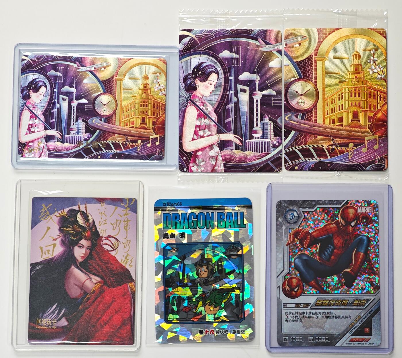 白泽拍卖卡牌手绘专场第33期（去岁千般皆如愿 今年万事定称心） 2024 可可瑞听 沪上繁华二 3张（1张艶子亲签）粗闪+2024 阿毛玩卡 金属卡编号370+2张散卡