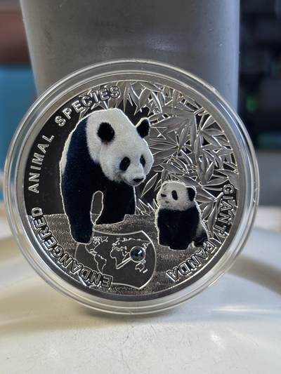 第192期拍卖 - 纽埃2014年濒危动物物系列熊猫镶嵌水晶彩色银币，999银，17.5克，发行2000枚