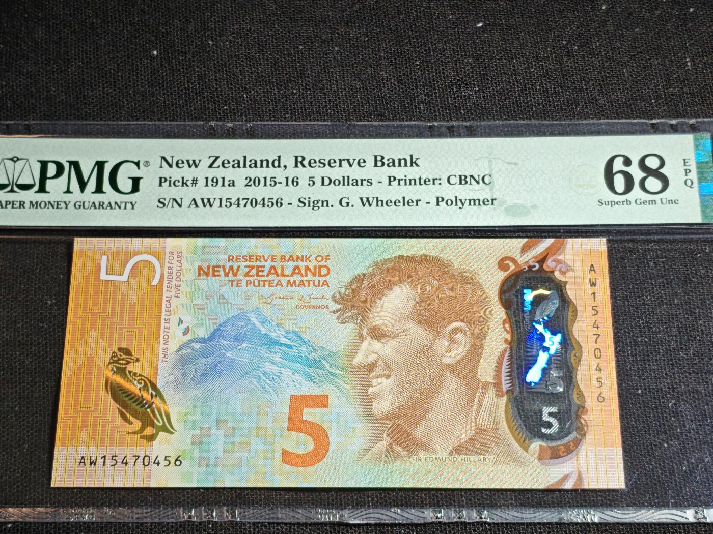刘世昌艺术品销售中心～虎踞龙蟠*金杨在线联拍群第518期 新西兰2015-16年5元（PMG  68E   号码：AW15470456）1枚。此币荣获当年IBNS世界纸币大奖赛“最佳纸币”大奖。