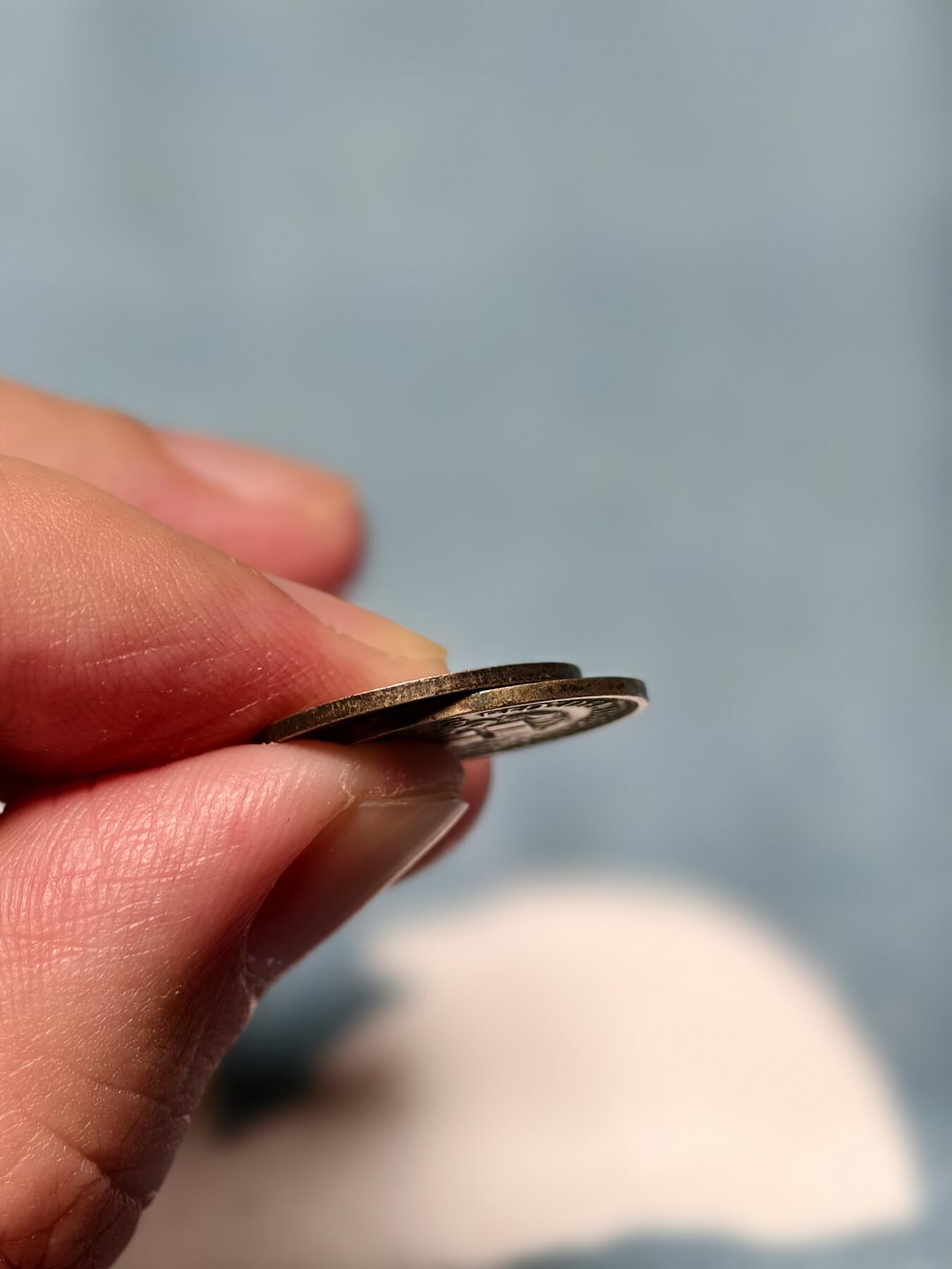 抚柳草堂-第十四期章牌钱币  奖章勋章限时免佣 满百包邮 放漏专场 1937/1941英国乔治六世三便士银币（Threepence）两枚总重2.8g 美品正面头像背面玫瑰细节都在