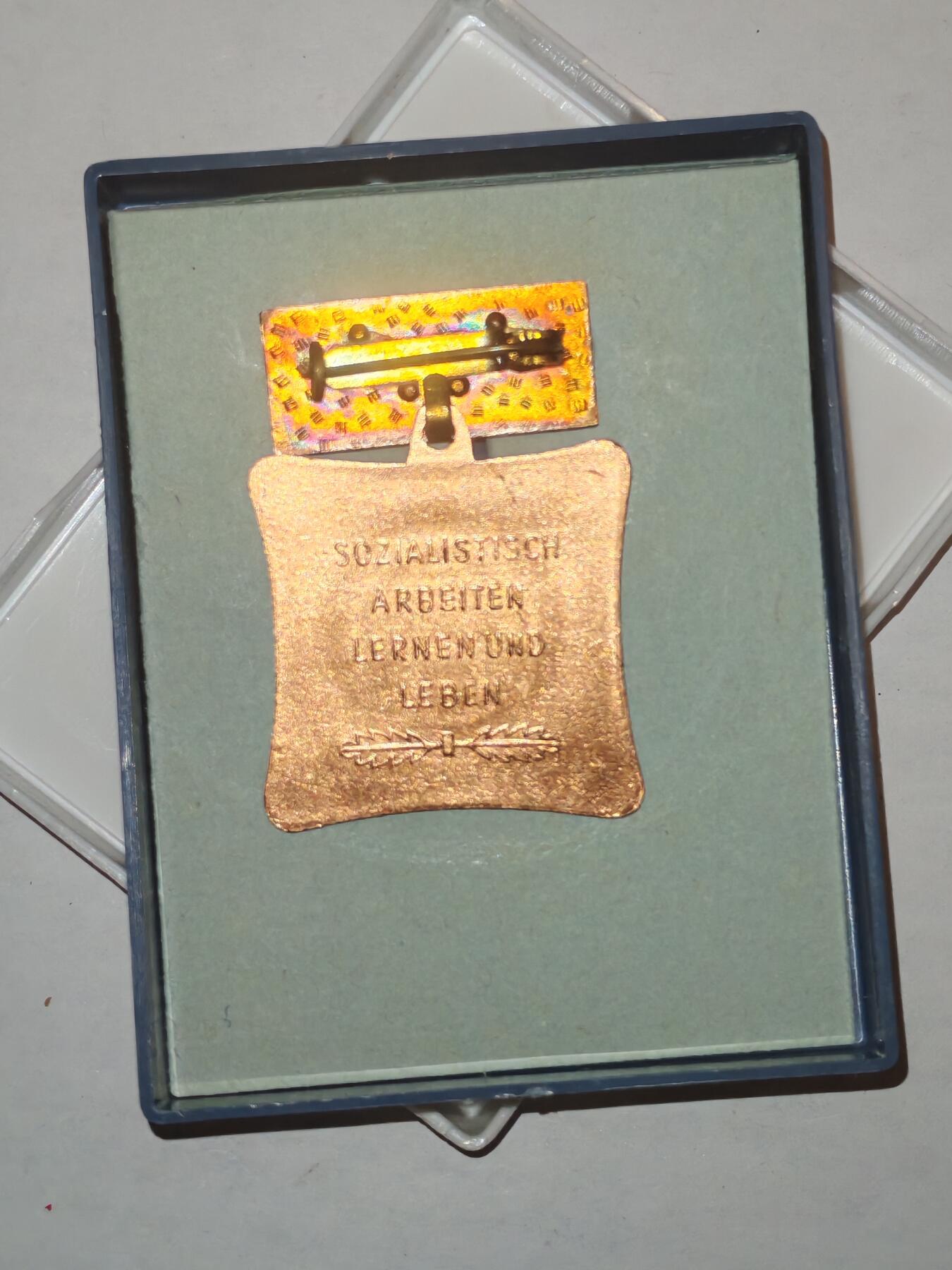 韵星假日军品类拍卖第44期 -- Rimey Holidays Militaria Auction 44 民主德国集体劳动模范奖章带原盒