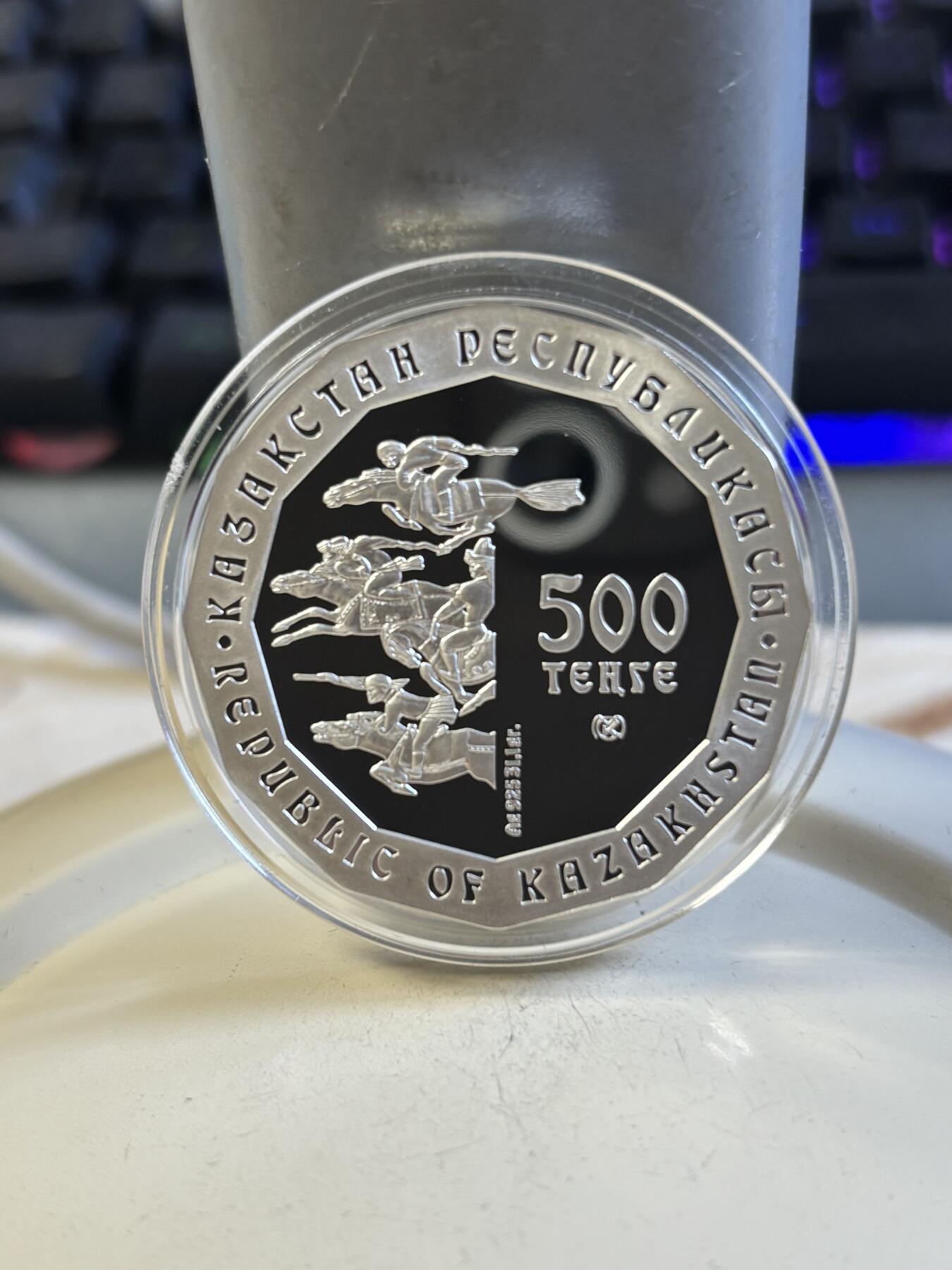 第192期拍卖 哈萨克斯坦2007年民俗金饰镀金多边纪念银币，925银镀金，31.1克，发行5000枚