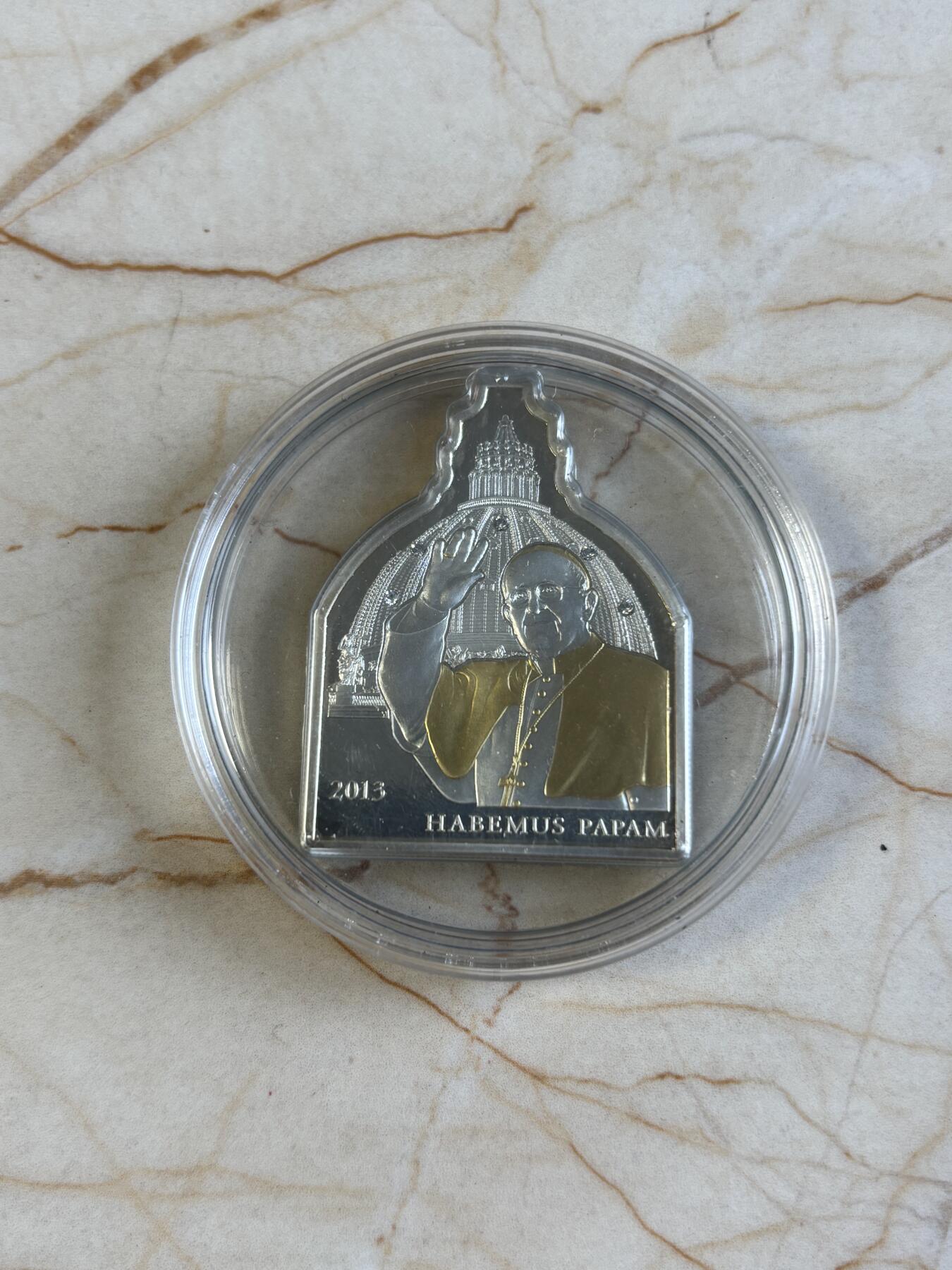 第192期拍卖 库克2013年梵蒂冈系列教皇访问异形镶水晶银币，999银，25克，发行5000枚，有黑点