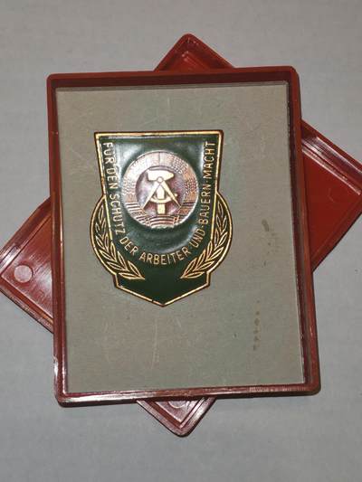 韵星假日军品类拍卖第44期 -- Rimey Holidays Militaria Auction 44 - 民主德国人民军优秀服务证章带原盒