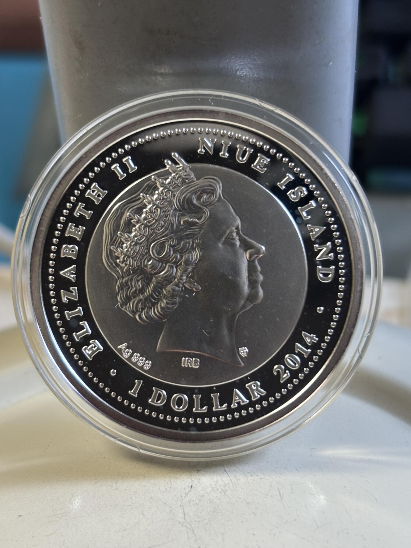 第192期拍卖 纽埃2014年濒危动物物系列熊猫镶嵌水晶彩色银币，999银，17.5克，发行2000枚