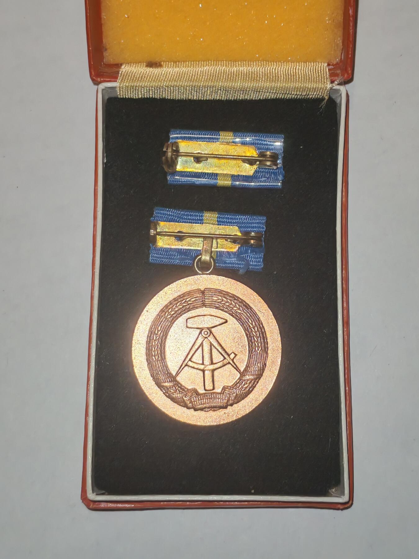 韵星假日军品类拍卖第44期 -- Rimey Holidays Militaria Auction 44 民主德国铜级邮政部忠诚服务奖章带原盒略