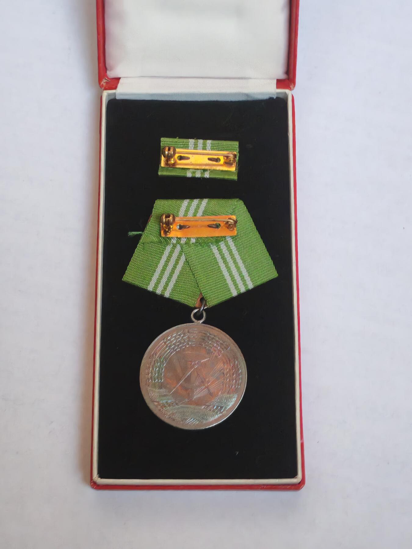 韵星假日军品类拍卖第44期 -- Rimey Holidays Militaria Auction 44 民主德国银级内务部圆满服役奖章带原盒略 极早期无国徽版本