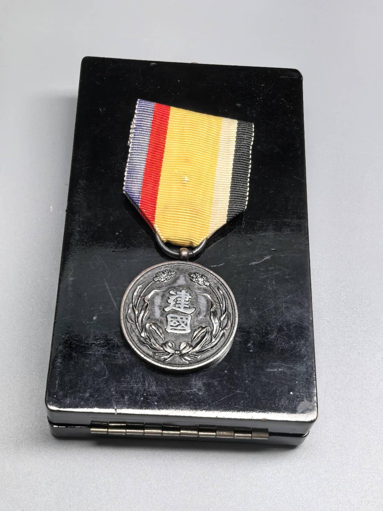 小驴勋章奖章收藏3月7日周六晚六点拍卖（珍爱和平，收藏战争，铭记历史，勿忘国耻，忠党爱国。有偿代拍，送拍规则在简介最后，参拍须阅读规则后再参拍，关系到运费包装发货时效真假辨别等关键信息，拍卖时不再发原图，看大图店主微信码在拍卖店铺介绍里） 功劳章带大漆盒，好品