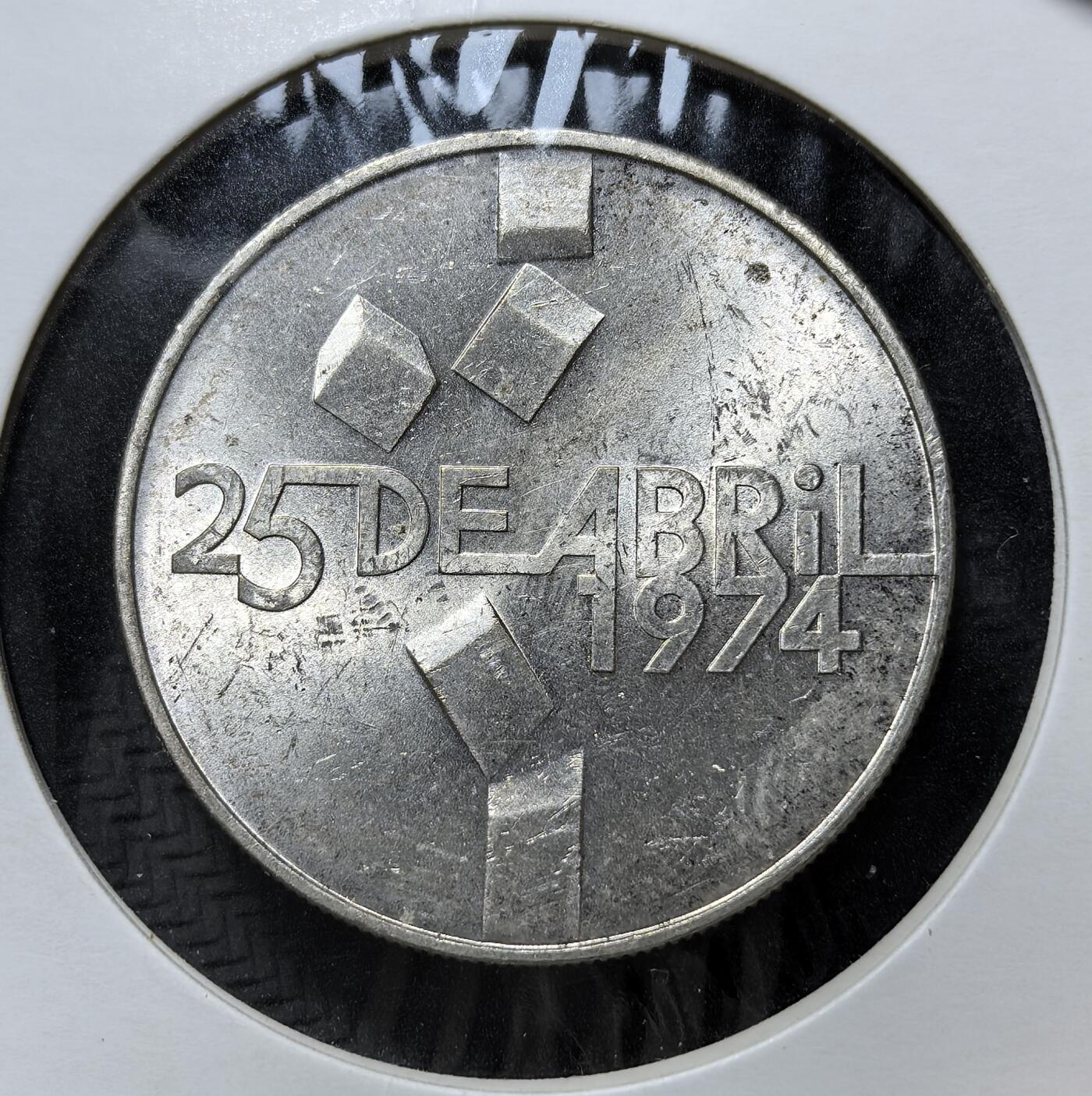 外国优质老铜币银币苏联纪念章，每周六晚九点倒数截拍，满百包邮可寄存，持续收拍 葡萄牙1977年100 埃斯库多纪念银币18克650银纯银价252元，为纪念1974年4月25日康乃馨革命：这场不流血政变推翻了萨拉查独裁政权，开启民主化进程，币面刻 “25 DE ABRIL 1974”，象征自由与新生。