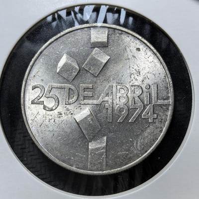 外国优质老铜币银币苏联纪念章，每周六晚九点倒数截拍，满百包邮可寄存，持续收拍 - 葡萄牙1977年100 埃斯库多纪念银币18克650银纯银价252元，为纪念1974年4月25日康乃馨革命：这场不流血政变推翻了萨拉查独裁政权，开启民主化进程，币面刻 “25 DE ABRIL 1974”，象征自由与新生。