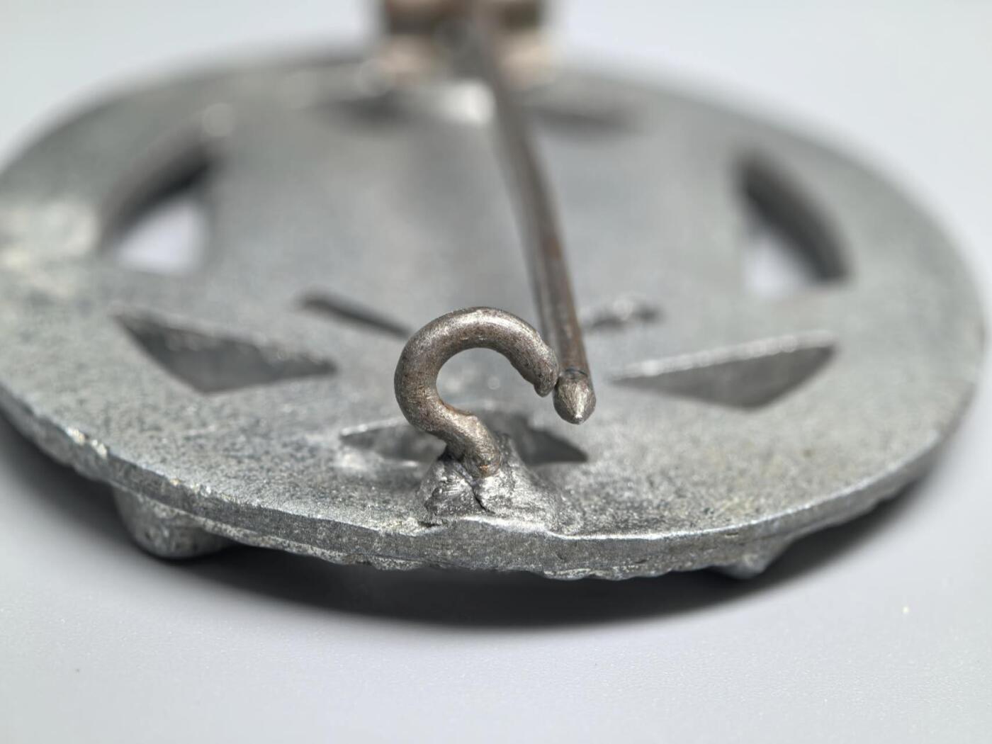 小驴勋章奖章收藏3月7日周六晚六点拍卖（珍爱和平，收藏战争，铭记历史，勿忘国耻，忠党爱国。有偿代拍，送拍规则在简介最后，参拍须阅读规则后再参拍，关系到运费包装发货时效真假辨别等关键信息，拍卖时不再发原图，看大图店主微信码在拍卖店铺介绍里） 得三普通突击奖章，锌质铸造镀银