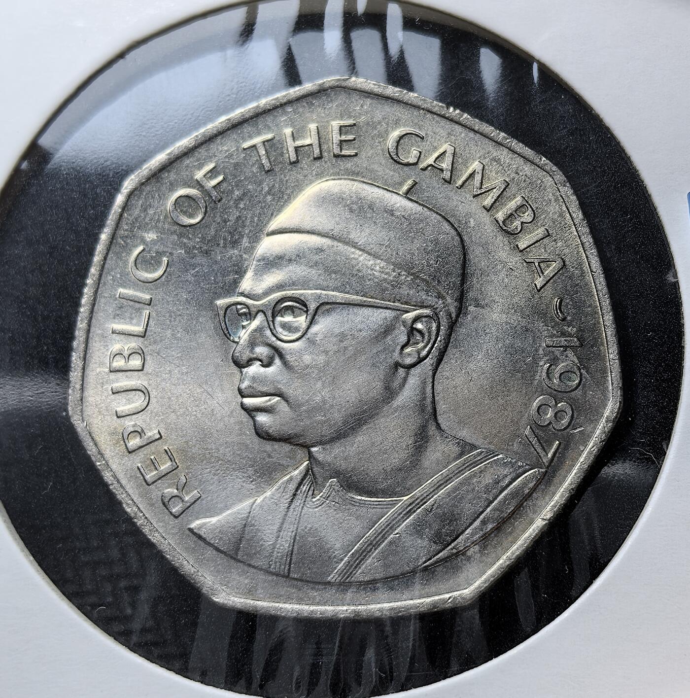 外国优质老铜币银币苏联纪念章，每周六晚九点倒数截拍，满百包邮可寄存，持续收拍 冈比亚1987年大鳄鱼1 达拉西，正面为开国总统达乌达・贾瓦拉头像，背面是象征本土的鳄鱼图案。1971 年冈比亚启用达拉西取代旧币，此币为该国独立后货币体系迭代的实物见证，兼具政治符号与地域文化标识。