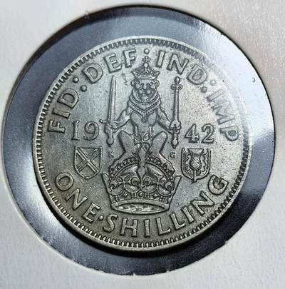 外国优质老铜币银币苏联纪念章，每周六晚九点倒数截拍，满百包邮可寄存，持续收拍 - 英属乔治六世1942 年苏格兰版 1 先令银币。正面为乔治六世侧面像，背面铸有持剑与权杖的苏格兰加冕狮子。属二战时期流通银币，见证大英帝国战时货币体系。