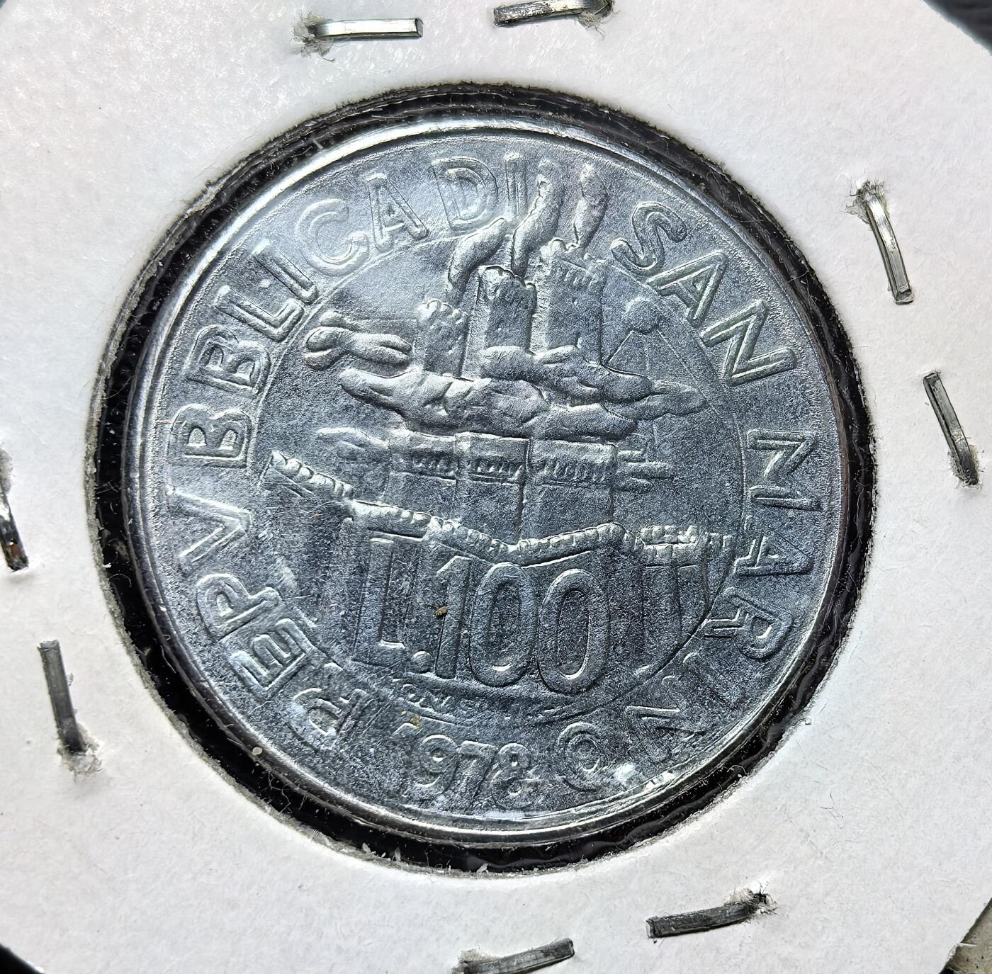 外国优质老铜币银币苏联纪念章，每周六晚九点倒数截拍，满百包邮可寄存，持续收拍 圣马力诺1978年100里拉 FAO 纪念币，属于光荣劳动者系列，背面为农耕场景，呼应联合国粮农组织（FAO）主题，里拉后被欧元取代，此币具收藏与历史价值。