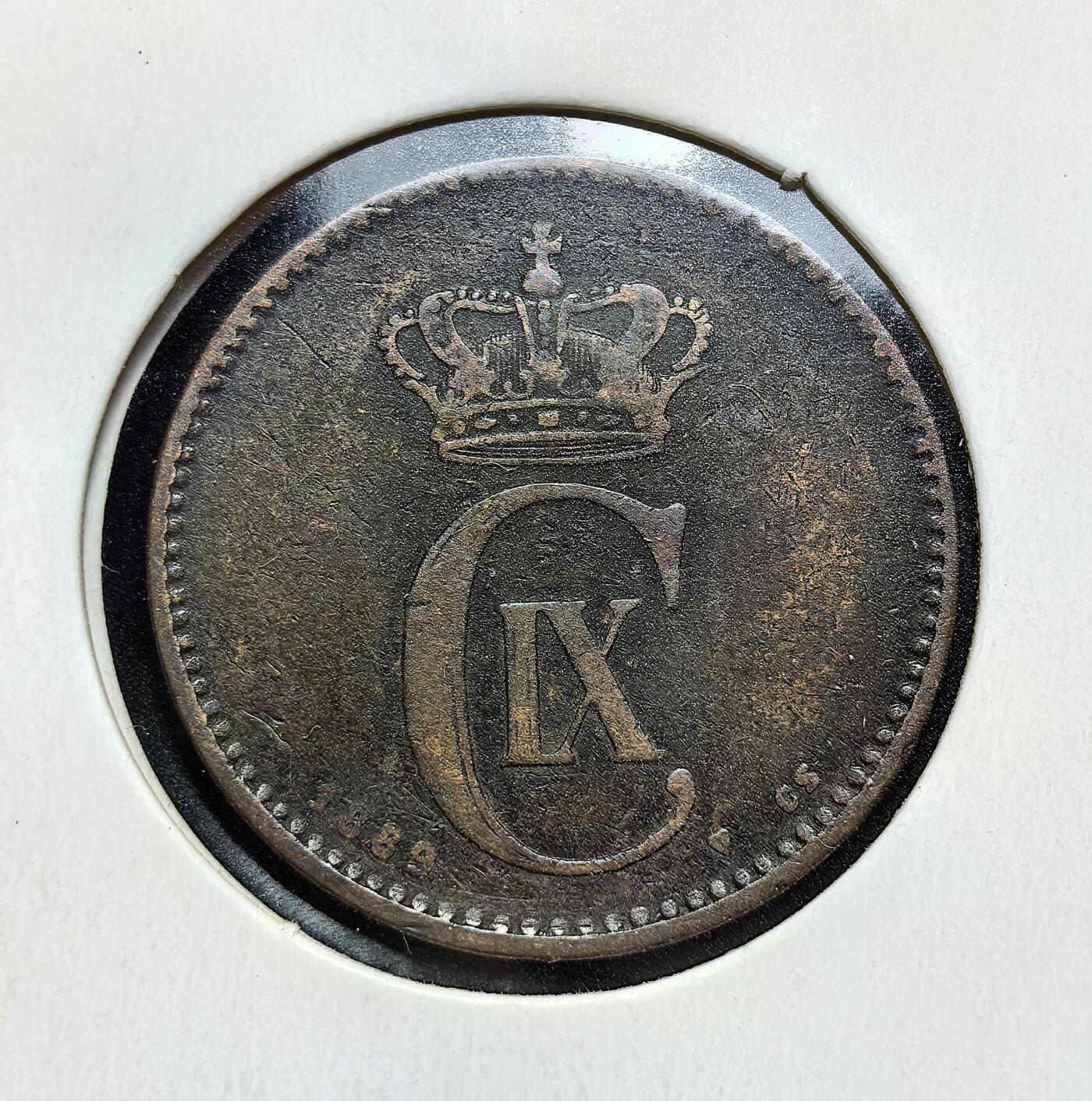 外国优质老铜币银币苏联纪念章，每周六晚九点倒数截拍，满百包邮可寄存，持续收拍 丹麦克里斯蒂安九世1889年的2欧尔青铜币，1874-1906 年铸造，属丹麦克朗货币体系。正面为国王花押与皇冠，背面是海豚、麦穗及面值，见证丹麦货币改革与君主制时代的经济生活。