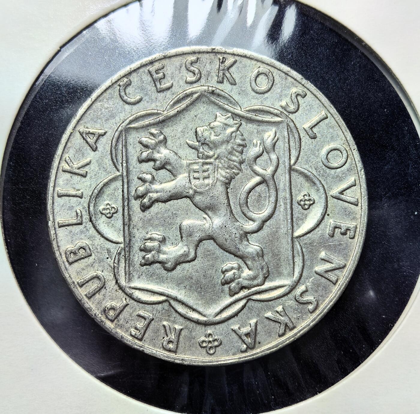 外国优质老铜币银币苏联纪念章，每周六晚九点倒数截拍，满百包邮可寄存，持续收拍 捷克斯洛伐克1954 年10克朗纪念银币12克500银纯银价129元，为纪念1944 年 8 月 29 日斯洛伐克民族起义十周年而铸。币面刻有起义战士形象与建设场景，背面为捷克斯洛伐克国徽，见证了反法西斯斗争与战后重建的历史。