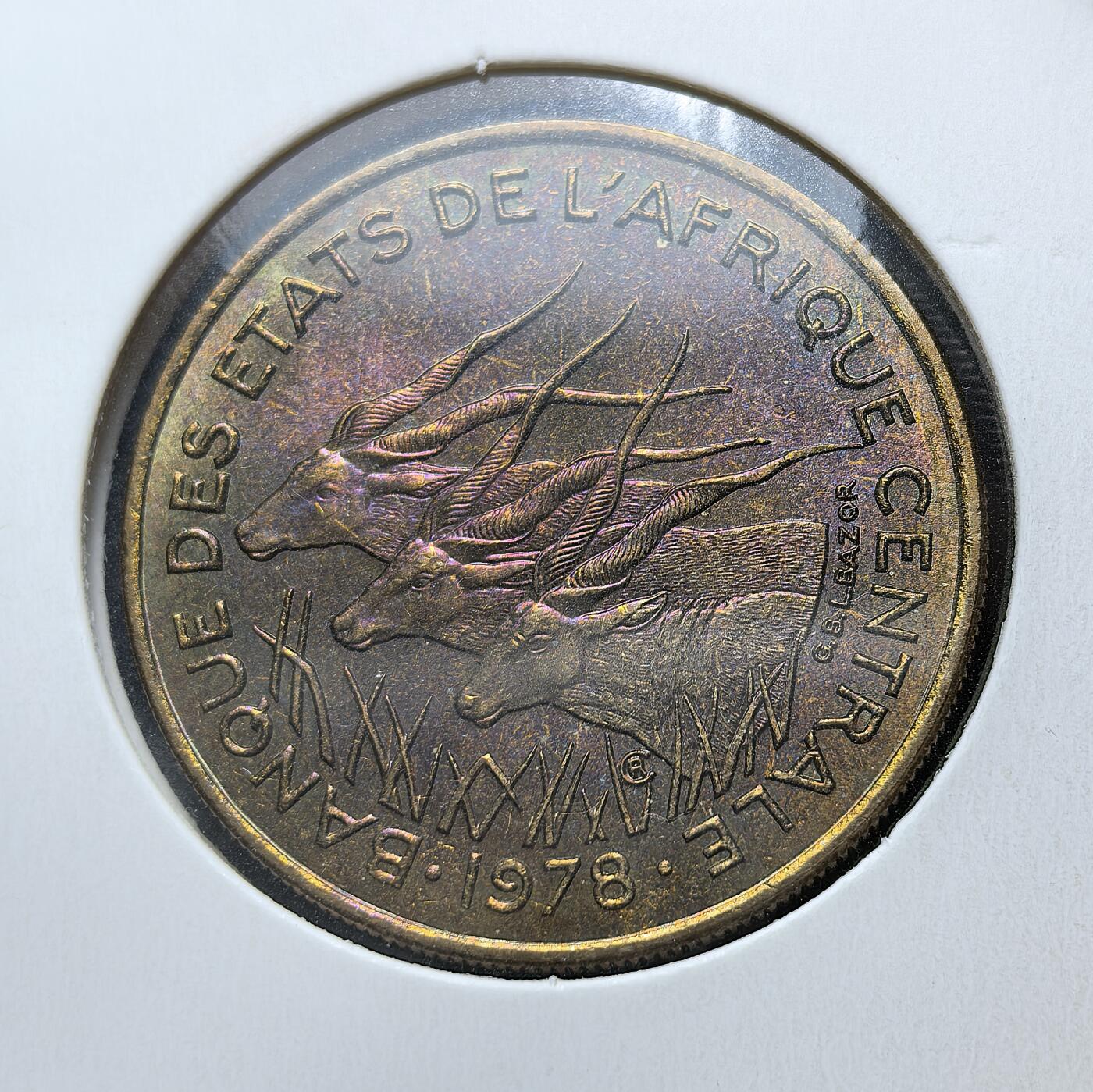 外国优质老铜币银币苏联纪念章，每周六晚九点倒数截拍，满百包邮可寄存，持续收拍 中非国家银行1978年25中非法郎，为中部非洲六国共同货币。币面三羚羊头源自早期殖民货币图徽，背面环绕经济作物，见证法属赤道非洲独立后货币一体化进程。