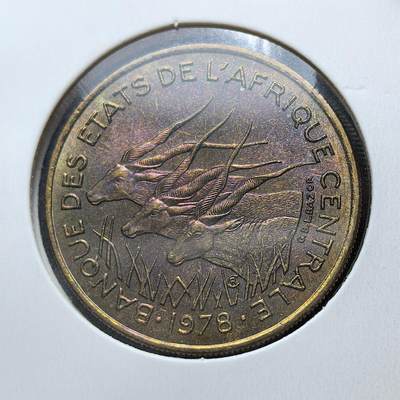 外国优质老铜币银币苏联纪念章，每周六晚九点倒数截拍，满百包邮可寄存，持续收拍 - 中非国家银行1978年25中非法郎，为中部非洲六国共同货币。币面三羚羊头源自早期殖民货币图徽，背面环绕经济作物，见证法属赤道非洲独立后货币一体化进程。