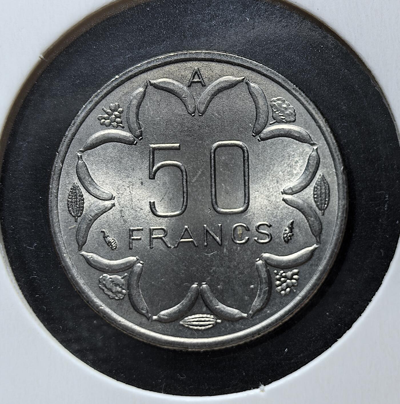 外国优质老铜币银币苏联纪念章，每周六晚九点倒数截拍，满百包邮可寄存，持续收拍 中非国家银行(乍得)1982年50中非法郎，为中部非洲六国共同货币。正面以羚羊群象征非洲草原，背面环绕香蕉、可可等热带作物，体现区域经济特色，是殖民后非洲金融合作的实物见证。