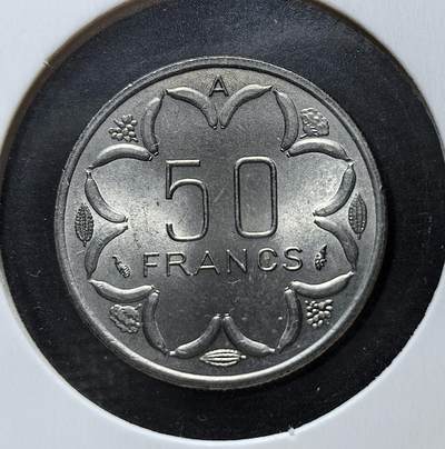 外国优质老铜币银币苏联纪念章，每周六晚九点倒数截拍，满百包邮可寄存，持续收拍 - 中非国家银行(乍得)1982年50中非法郎，为中部非洲六国共同货币。正面以羚羊群象征非洲草原，背面环绕香蕉、可可等热带作物，体现区域经济特色，是殖民后非洲金融合作的实物见证。
