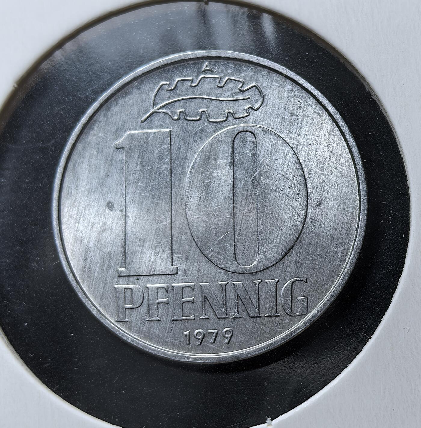 外国优质老铜币银币苏联纪念章，每周六晚九点倒数截拍，满百包邮可寄存，持续收拍 德意志民主共和国1979年10芬尼A版。国徽以锤子圆规象征工农与科技，橡树叶片代表坚韧，是冷战时期东德社会主义建设与日常流通的见证，1990 年两德统一后停止流通。