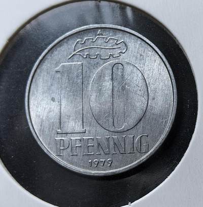 外国优质老铜币银币苏联纪念章，每周六晚九点倒数截拍，满百包邮可寄存，持续收拍 - 德意志民主共和国1979年10芬尼A版。国徽以锤子圆规象征工农与科技，橡树叶片代表坚韧，是冷战时期东德社会主义建设与日常流通的见证，1990 年两德统一后停止流通。