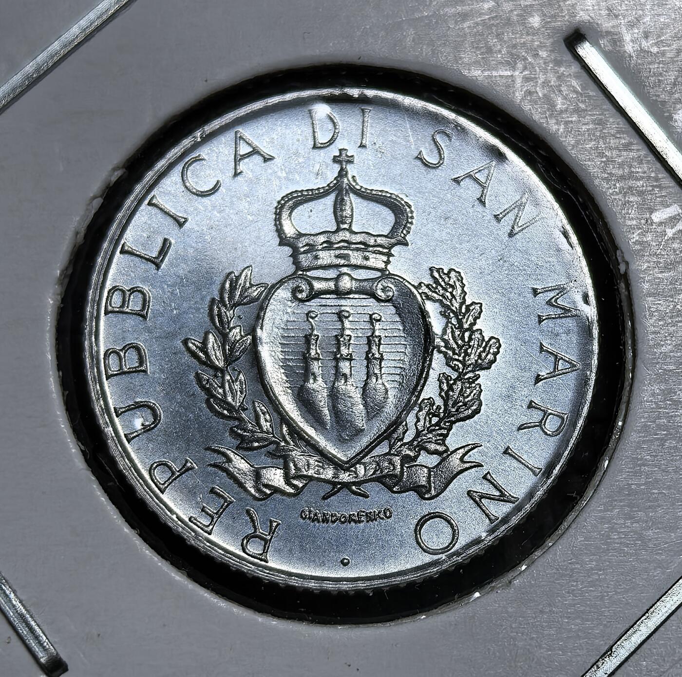 外国优质老铜币银币苏联纪念章，每周六晚九点倒数截拍，满百包邮可寄存，持续收拍 圣马力诺1987年2 里拉，属于圣马力诺里拉体系（1864-2002），2002 年后被欧元取代。此币为恢复铸币 15 周年纪念款，正面国徽、背面三朵花，是微型国独立货币文化的典型载体。