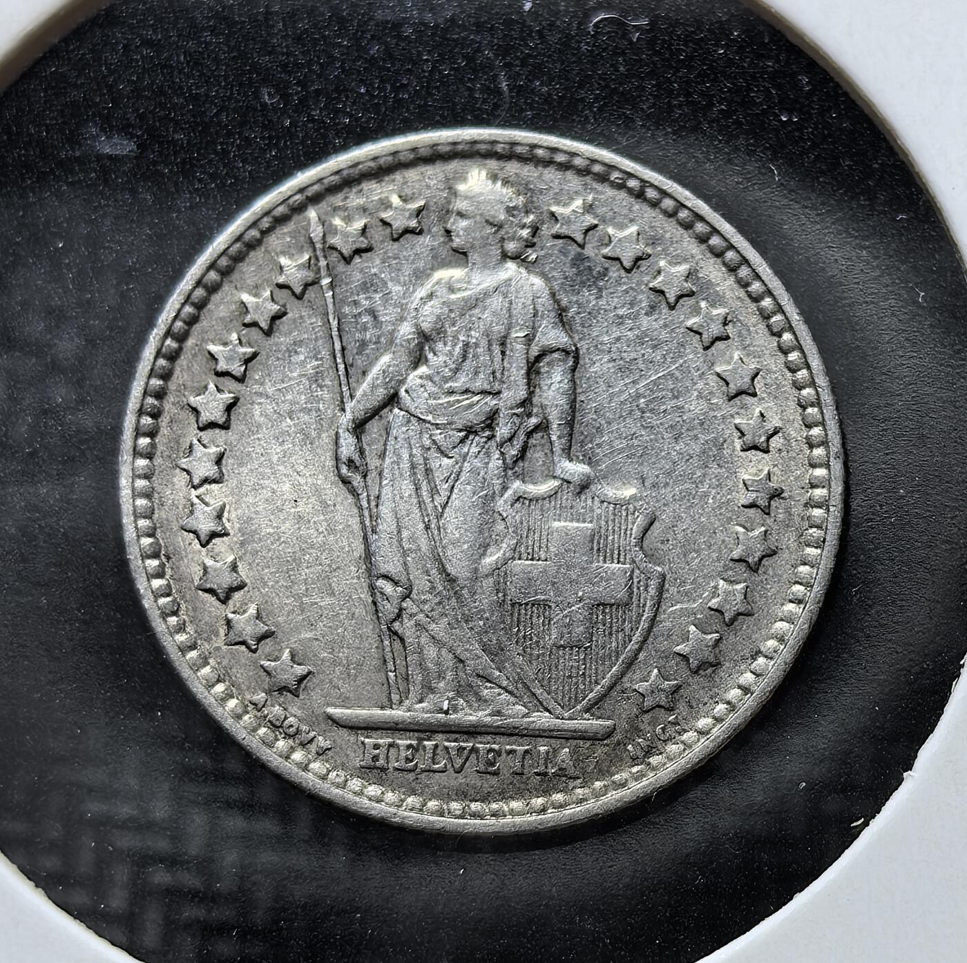 外国优质老铜币银币苏联纪念章，每周六晚九点倒数截拍，满百包邮可寄存，持续收拍 瑞士1921年1/2 法郎银币，属联邦流通币系列。正面为手持长矛与十字盾的海尔维蒂亚女神，象征国家；背面花环环绕面值与年份，体现瑞士长期稳定的货币体系与中立国风貌，沿用拉丁货币联盟成色标准。