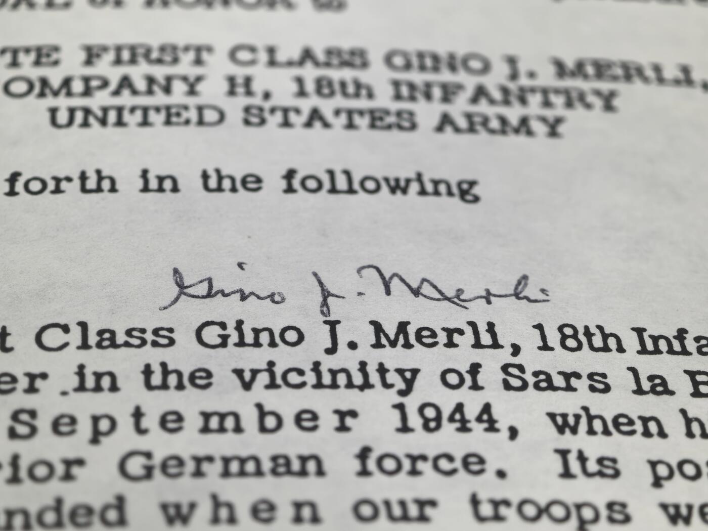 小驴勋章奖章收藏3月7日周六晚六点拍卖（珍爱和平，收藏战争，铭记历史，勿忘国耻，忠党爱国。有偿代拍，送拍规则在简介最后，参拍须阅读规则后再参拍，关系到运费包装发货时效真假辨别等关键信息，拍卖时不再发原图，看大图店主微信码在拍卖店铺介绍里） 二战美国陆军大红一师机枪手，诺曼底登陆作战，荣誉勋章获得者吉诺·约瑟夫·梅尔利中士战后三签名回信，信中有三个亲签，打印的戎装像，荣誉勋章证书内容，美军二战期间一共颁发472枚荣誉勋章，比骑士铁十字少很多，eBay参考价150美金不含邮
