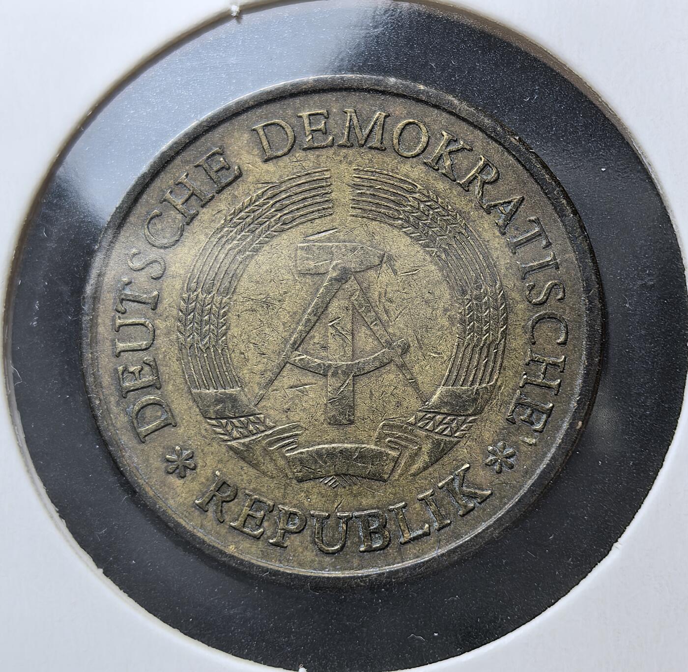 外国优质老铜币银币苏联纪念章，每周六晚九点倒数截拍，满百包邮可寄存，持续收拍 民主德国1969年20芬尼流通币，币面铸有东德国徽与麦穗环绕图案，见证冷战时期德国分裂历史，1990 年两德统一后随东德货币退出流通。