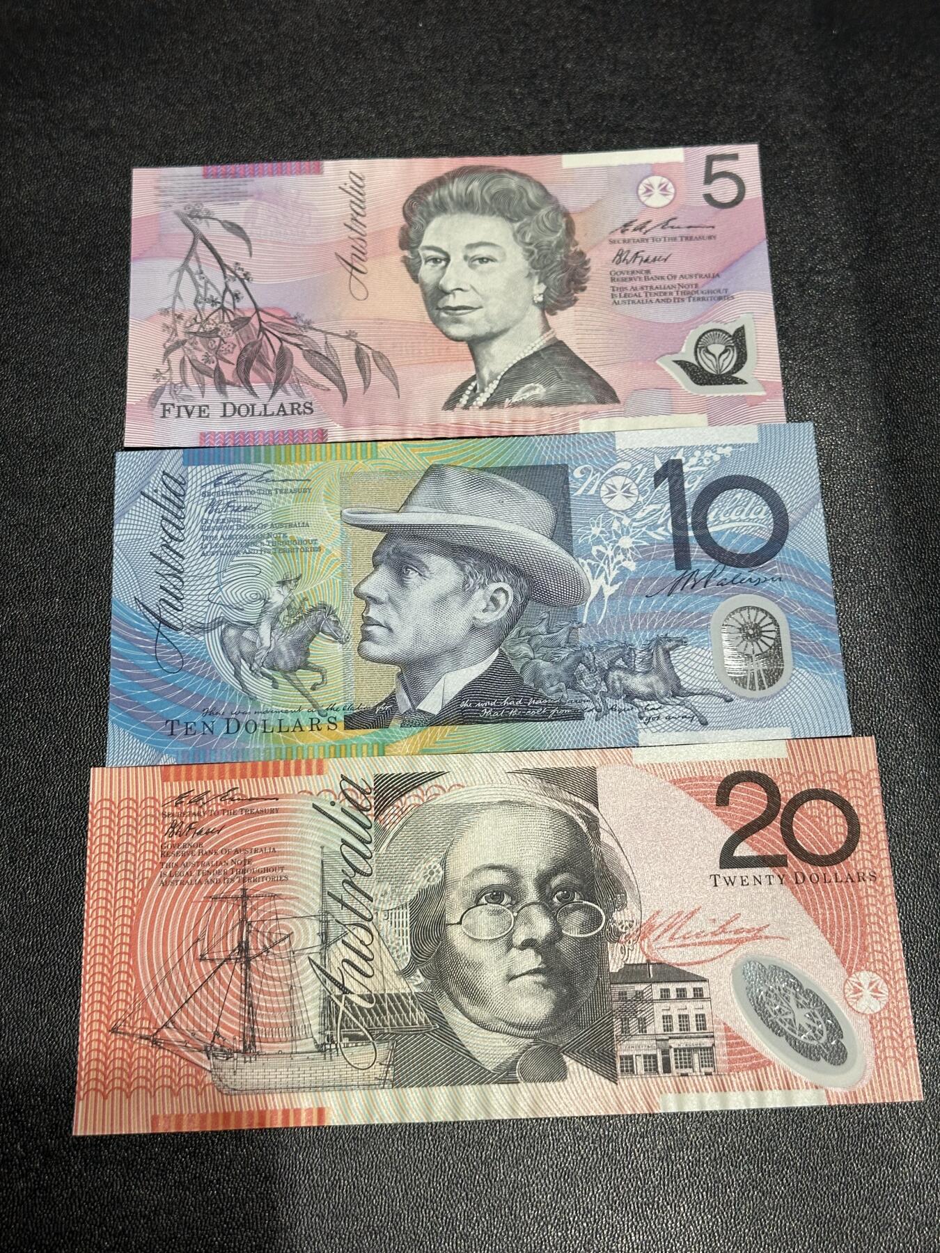 《外钞收藏家》第六百一十五期（畅拍场）（长期征集拍品、欢迎藏友们联系合作） 1995年澳大利亚5、10、20元 三张一起 AA冠 全同号 千位号 带原装册子