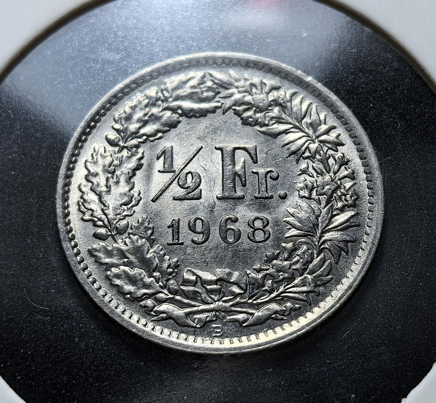 外国优质老铜币银币苏联纪念章，每周六晚九点倒数截拍，满百包邮可寄存，持续收拍 瑞士1968年版 ½ 法郎硬币，正面为象征瑞士的赫尔维蒂亚女神形象，周围星代表各州。因白银流失危机，延续联邦货币传统，是瑞士中立与统一的符号载体。