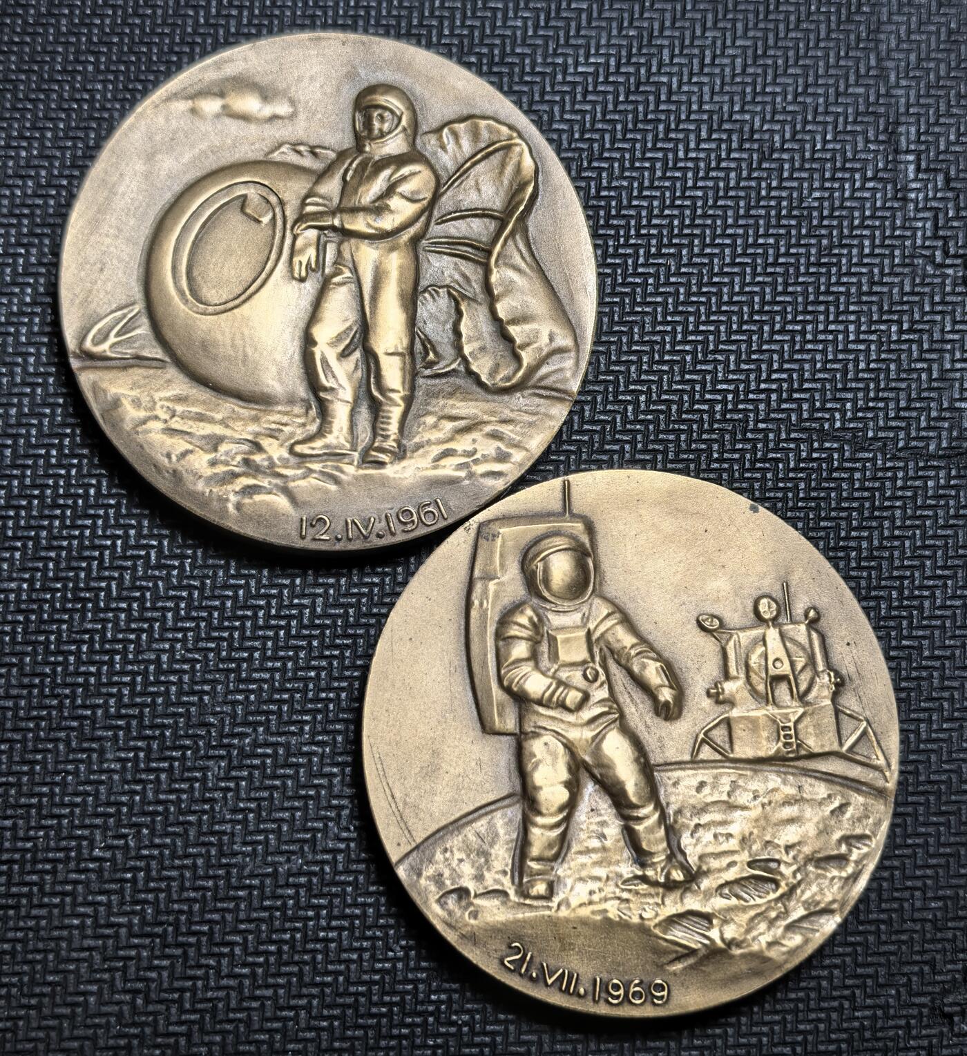 外国优质老铜币银币苏联纪念章，每周六晚九点倒数截拍，满百包邮可寄存，持续收拍 苏联发行首位宇航员加加林和首位登月者阿姆斯特朗大铜章2枚，单枚直径50mm总重量172克，以双语铭文与航天浮雕，见证美苏太空竞赛时代的航天突破。