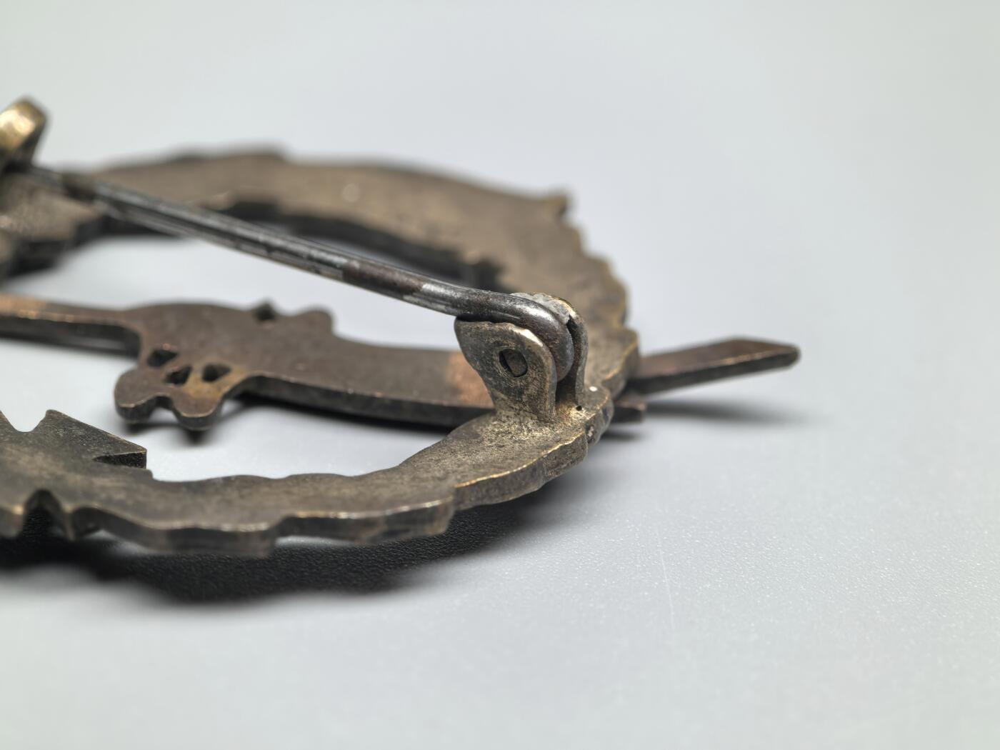 小驴勋章奖章收藏3月7日周六晚六点拍卖（珍爱和平，收藏战争，铭记历史，勿忘国耻，忠党爱国。有偿代拍，送拍规则在简介最后，参拍须阅读规则后再参拍，关系到运费包装发货时效真假辨别等关键信息，拍卖时不再发原图，看大图店主微信码在拍卖店铺介绍里） 第一次世界大战奥匈﹣德意志联盟纪念徽章，铜质，花环镀银珐琅，旗帜部分为烧制工艺问题，铁十字珐琅完好