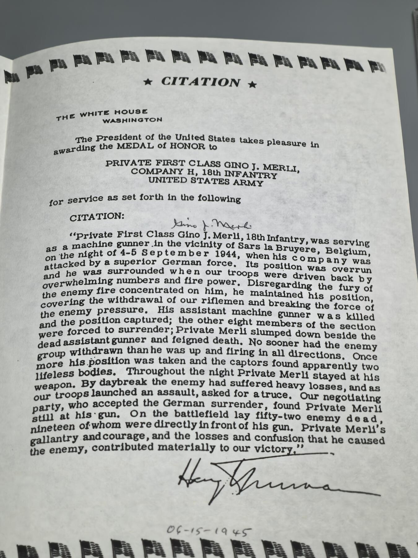 小驴勋章奖章收藏3月7日周六晚六点拍卖（珍爱和平，收藏战争，铭记历史，勿忘国耻，忠党爱国。有偿代拍，送拍规则在简介最后，参拍须阅读规则后再参拍，关系到运费包装发货时效真假辨别等关键信息，拍卖时不再发原图，看大图店主微信码在拍卖店铺介绍里） 二战美国陆军大红一师机枪手，诺曼底登陆作战，荣誉勋章获得者吉诺·约瑟夫·梅尔利中士战后三签名回信，信中有三个亲签，打印的戎装像，荣誉勋章证书内容，美军二战期间一共颁发472枚荣誉勋章，比骑士铁十字少很多，eBay参考价150美金不含邮