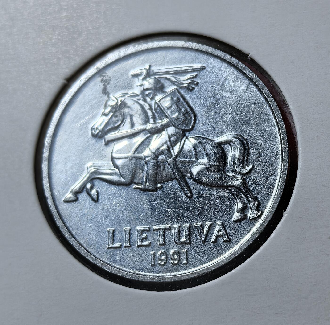外国优质老铜币银币苏联纪念章，每周六晚九点倒数截拍，满百包邮可寄存，持续收拍 立陶宛1991年骑士2分，为立陶宛恢复独立后首批流通币，正面是立陶宛国徽 “维蒂斯骑士”，背面标注面值，为立陶宛立特辅币，见证其脱离苏联、重建货币体系的历史节点。