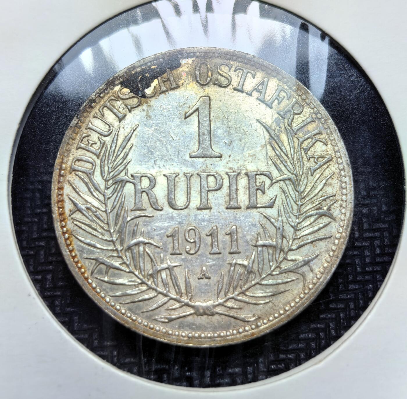 外国优质老铜币银币苏联纪念章，每周六晚九点倒数截拍，满百包邮可寄存，持续收拍 德属东非1911年1卢比银币，正面为德皇威廉二世像，背面标注 “DEUTSCH OSTAFRIKA”。它是德国殖民统治时期的货币，用于当地贸易与殖民管理，见证了德国在东非的殖民历史。